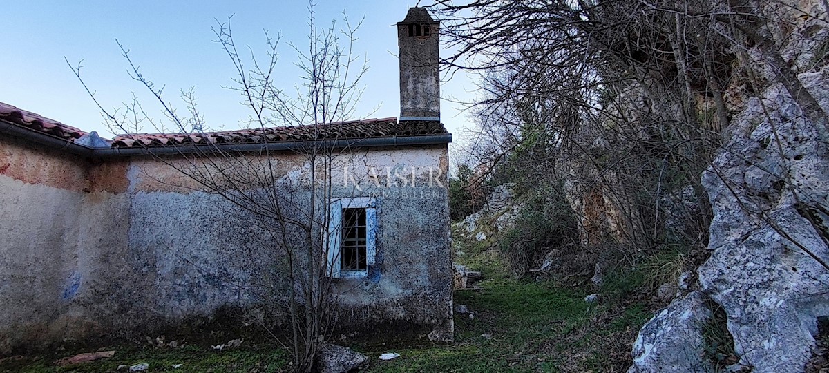 Brseč - gradbeno zemljišče z ruševinami, 2300m2