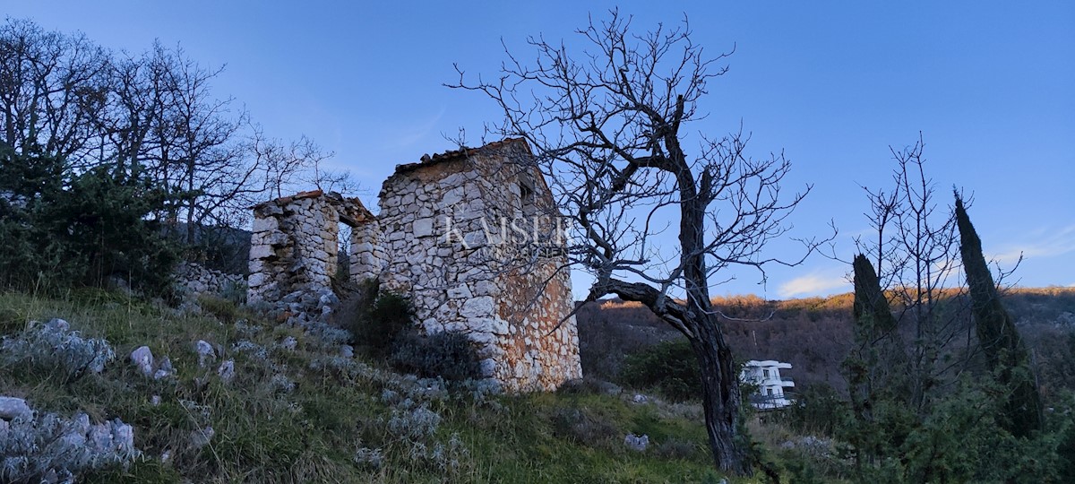 Brseč - gradbeno zemljišče z ruševinami, 2300m2