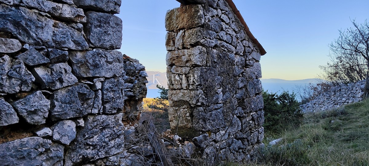 Brseč - gradbeno zemljišče z ruševinami, 2300m2