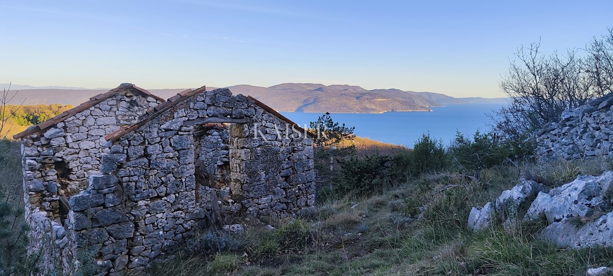 Brseč - gradbeno zemljišče z ruševinami, 2300m2