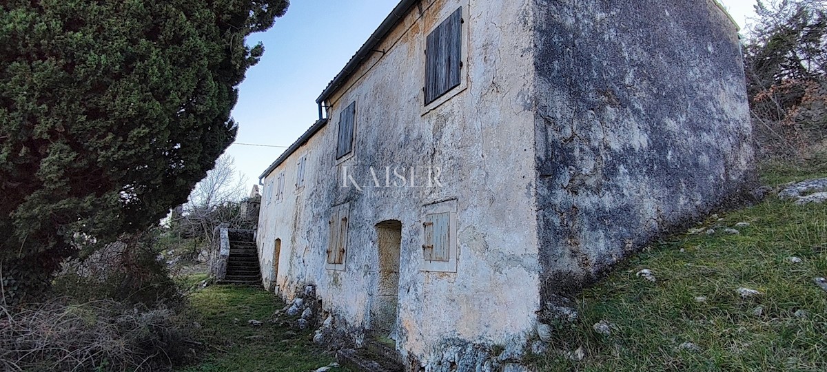 Brseč - gradbeno zemljišče z ruševinami, 2300m2