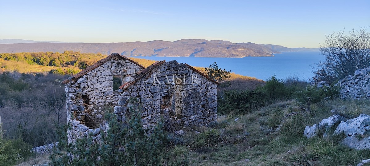 Brseč - gradbeno zemljišče z ruševinami, 2300m2