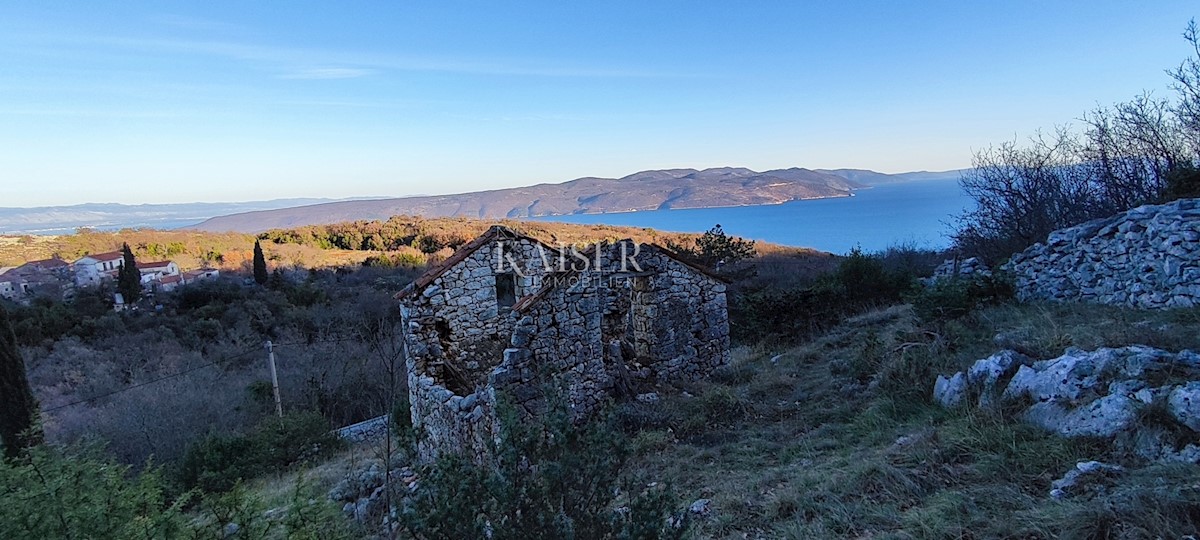 Brseč - gradbeno zemljišče z ruševinami, 2300m2