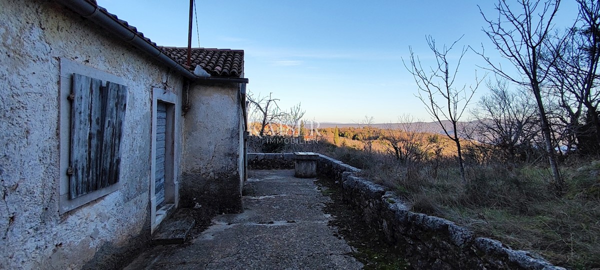 Brseč - gradbeno zemljišče z ruševinami, 2300m2