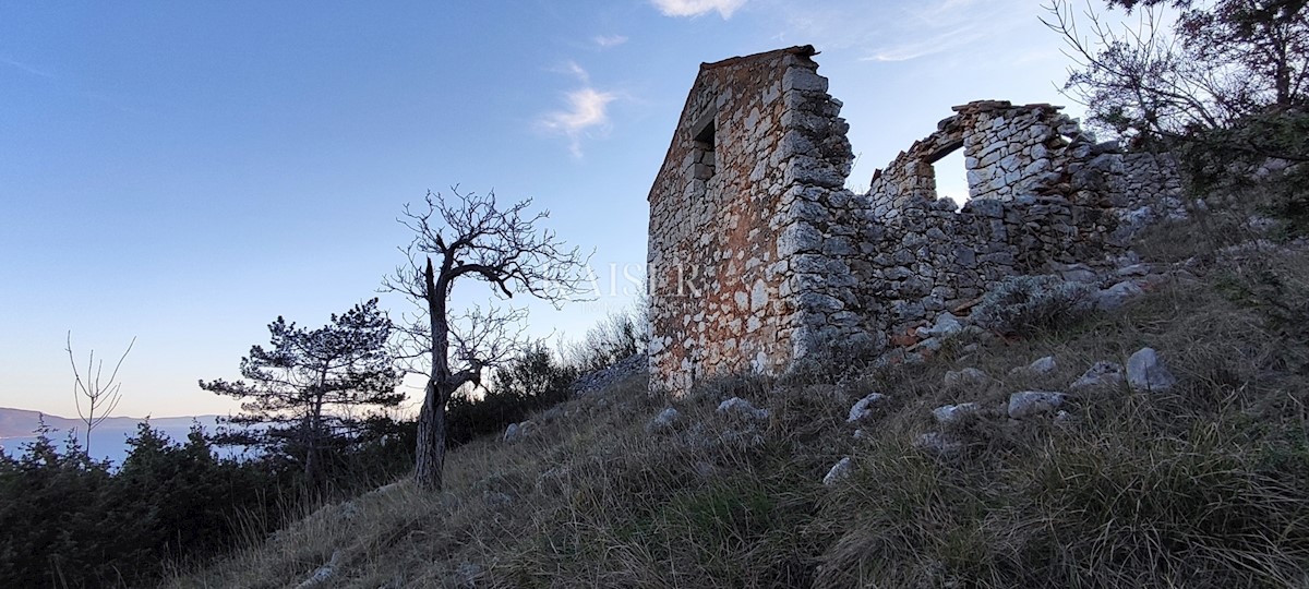 Brseč - gradbeno zemljišče z ruševinami, 2300m2