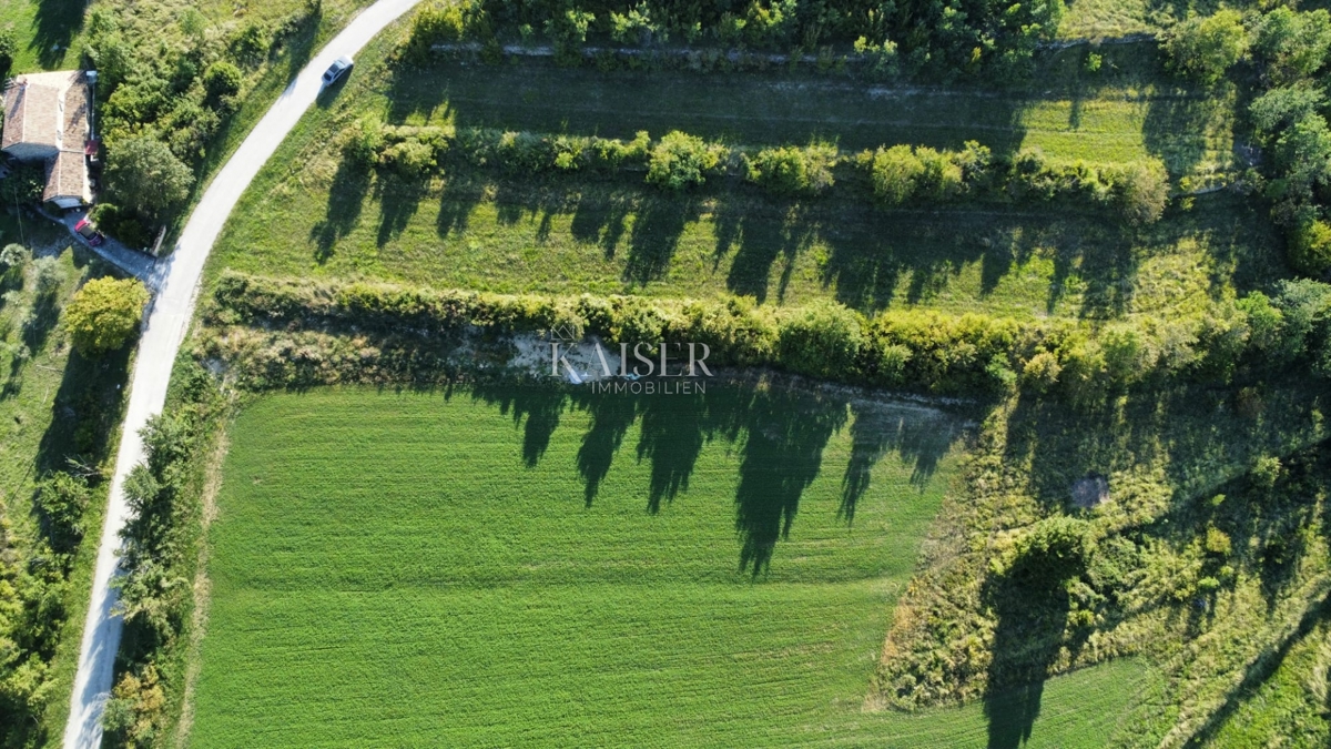  Zazidljivo zemljišče Oprtalj, 900m2