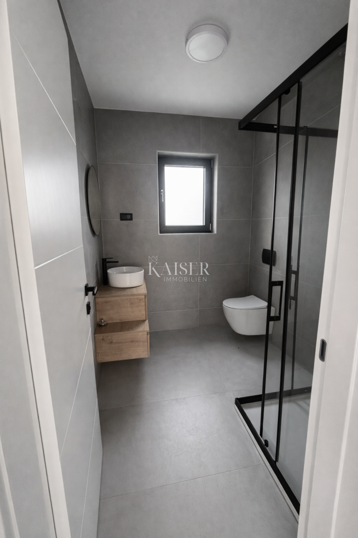 Atraktivna novogradnja z apartmajem 200m od morja