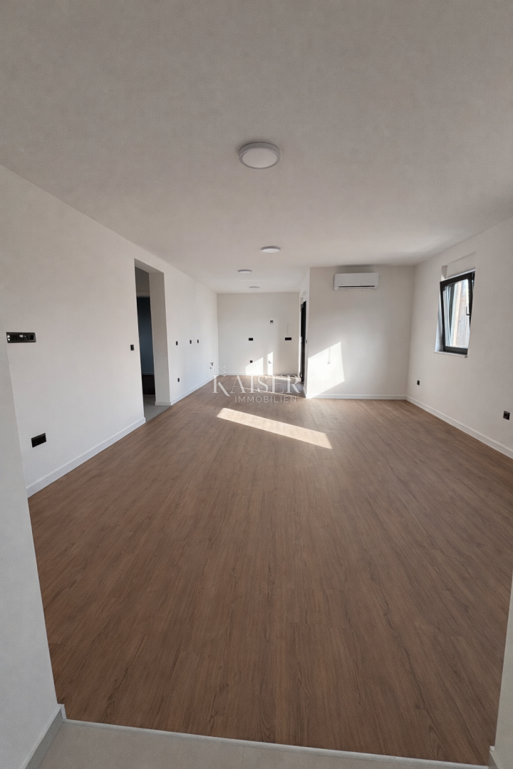 Atraktivna novogradnja z apartmajem 200m od morja