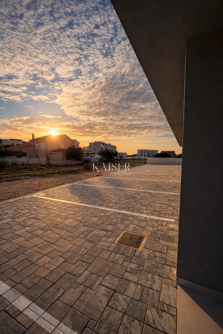 Atraktivna novogradnja z apartmajem 200m od morja