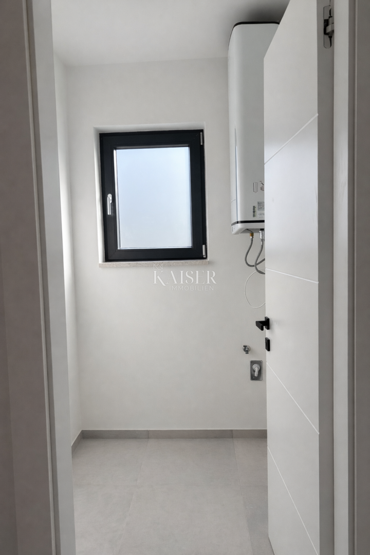 Atraktivna novogradnja z apartmajem 200m od morja