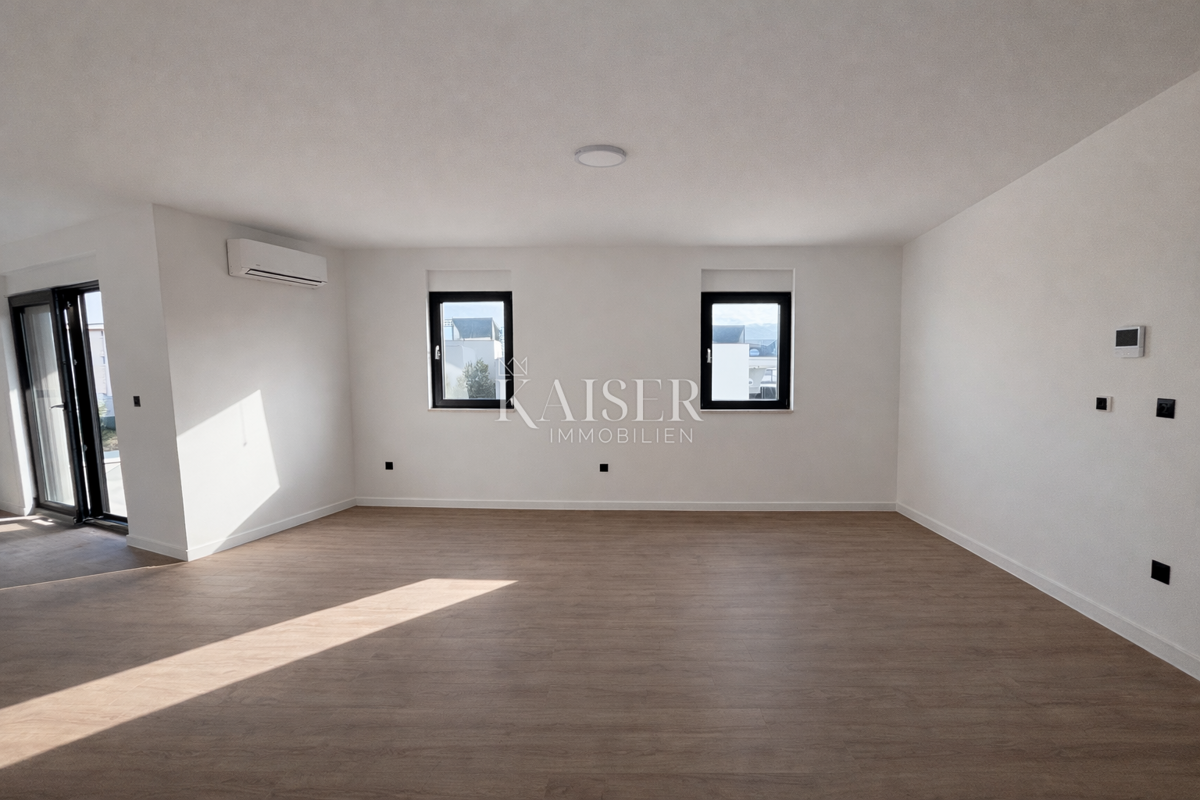 Atraktivna novogradnja z apartmajem 200m od morja