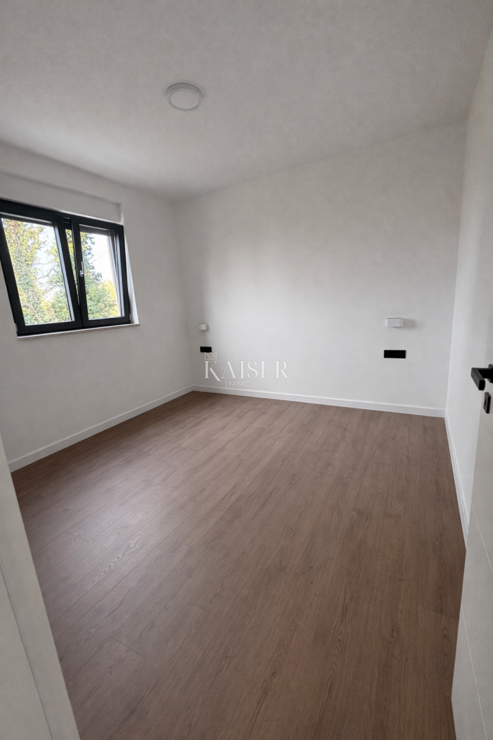 Atraktivna novogradnja z apartmajem 200m od morja