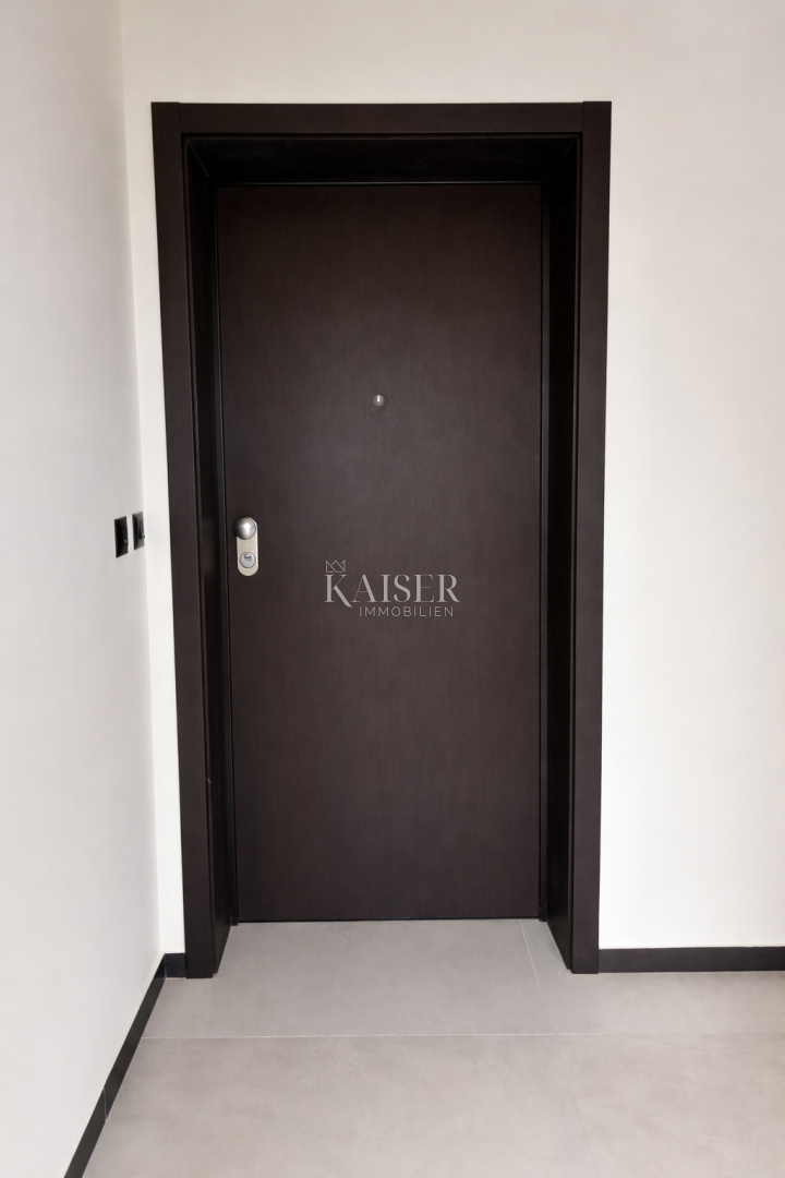 Atraktivna novogradnja z apartmajem 200m od morja