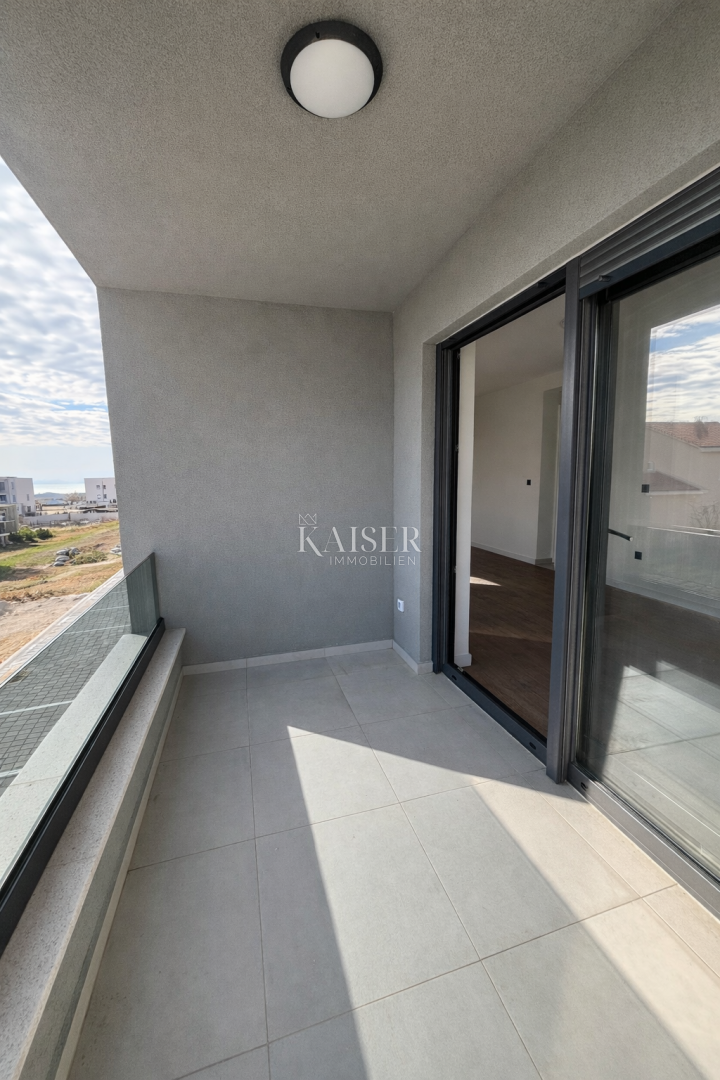 Atraktivna novogradnja z apartmajem 200m od morja