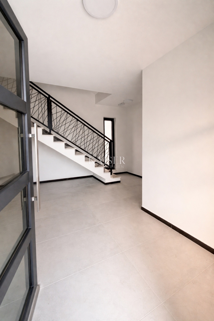 Atraktivna novogradnja z apartmajem 200m od morja