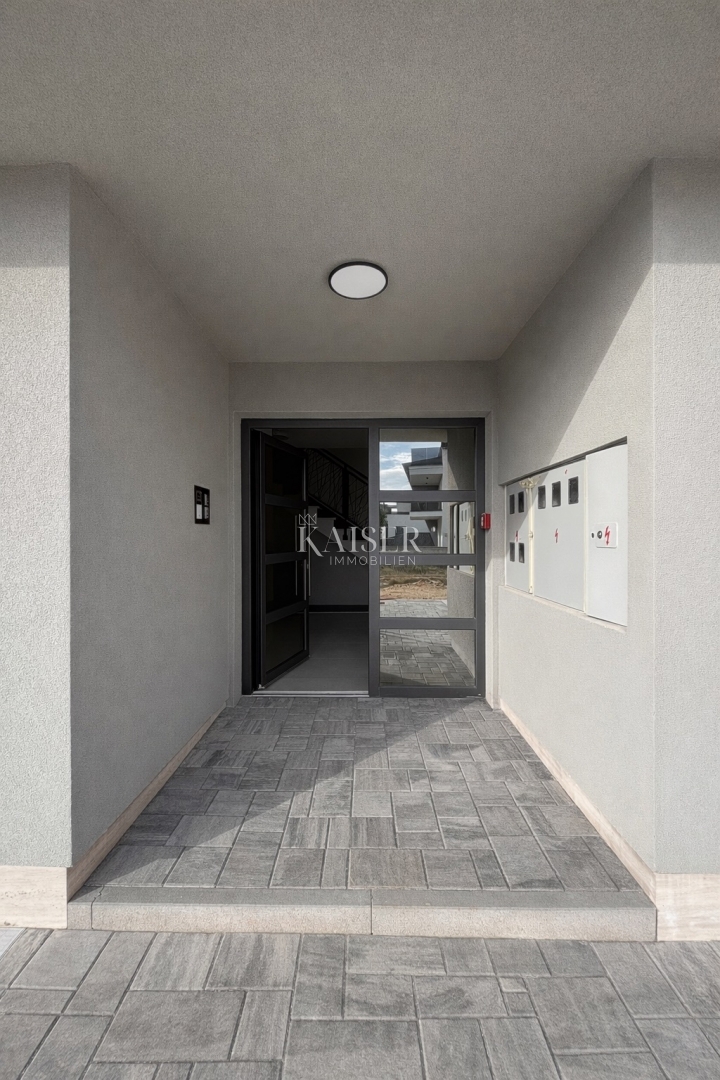 Atraktivna novogradnja z apartmajem 200m od morja