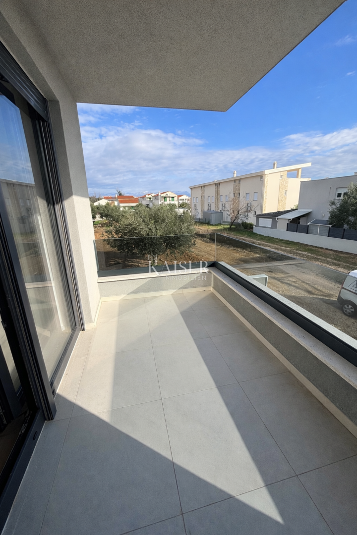 Atraktivna novogradnja z apartmajem 200m od morja