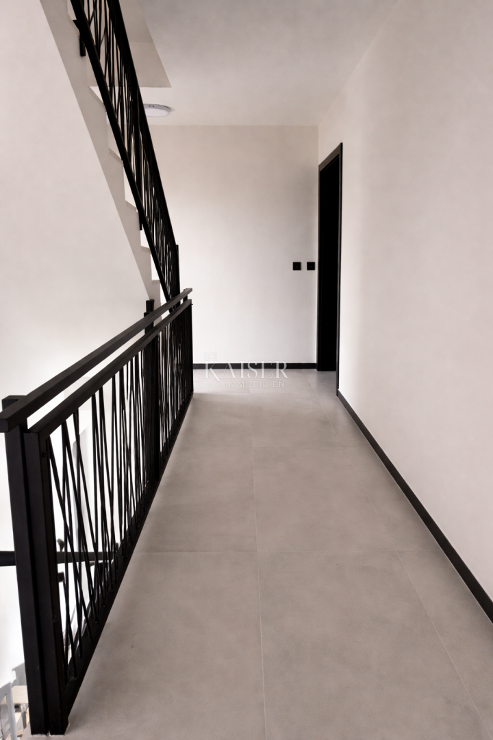 Atraktivna novogradnja z apartmajem 200m od morja