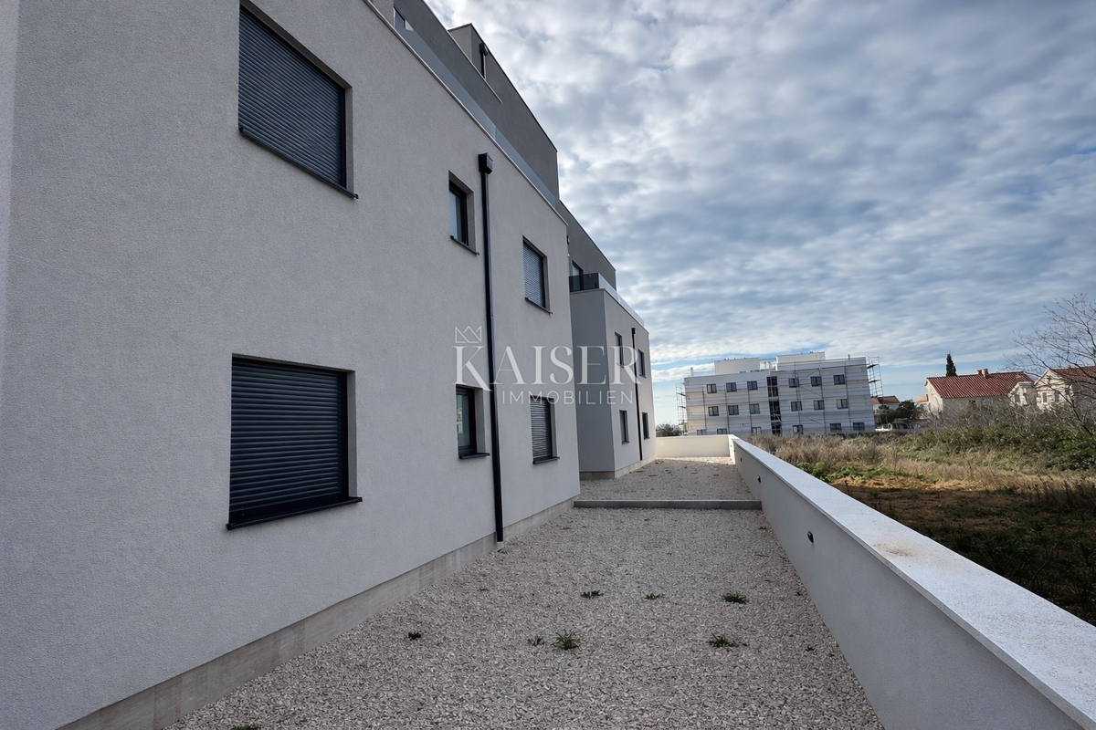 Atraktivna novogradnja z apartmajem 200m od morja