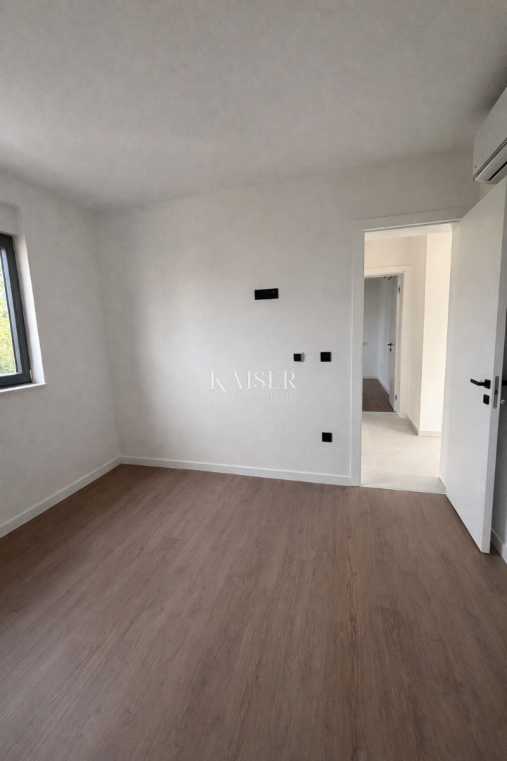 Atraktivna novogradnja z apartmajem 200m od morja