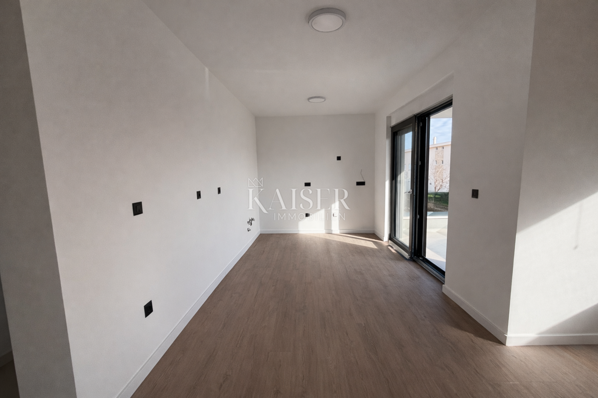 Atraktivna novogradnja z apartmajem 200m od morja