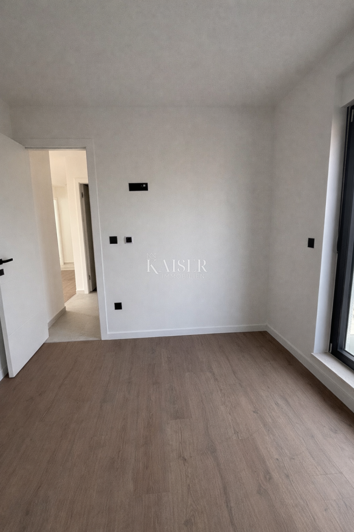 Zadar, Privlaka novogradnja stanovanje v bližini morja (200m)