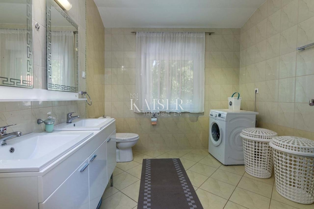 Istra, Pula - Družinska hiša 250m² na atraktivni lokaciji z bazenom