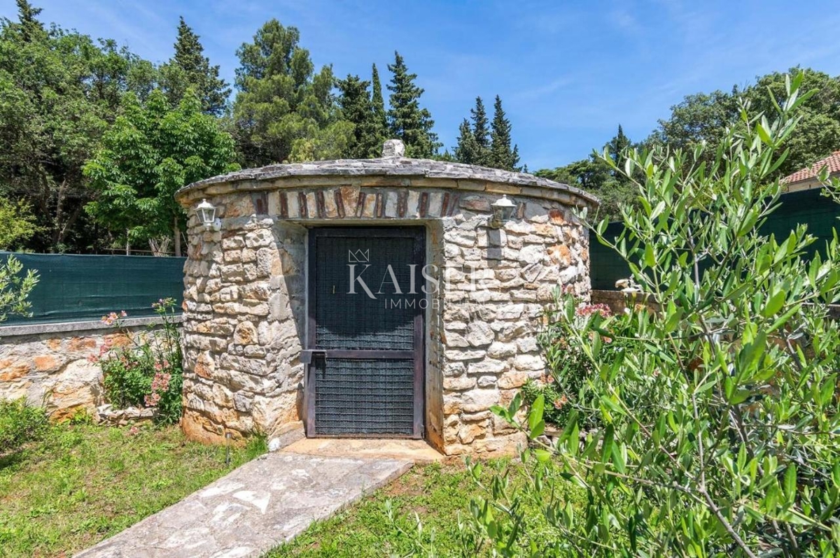 Istra, Pula - Družinska hiša 250m² na atraktivni lokaciji z bazenom