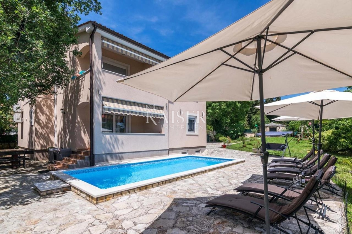 Istra, Pula - Družinska hiša 250m² na atraktivni lokaciji z bazenom