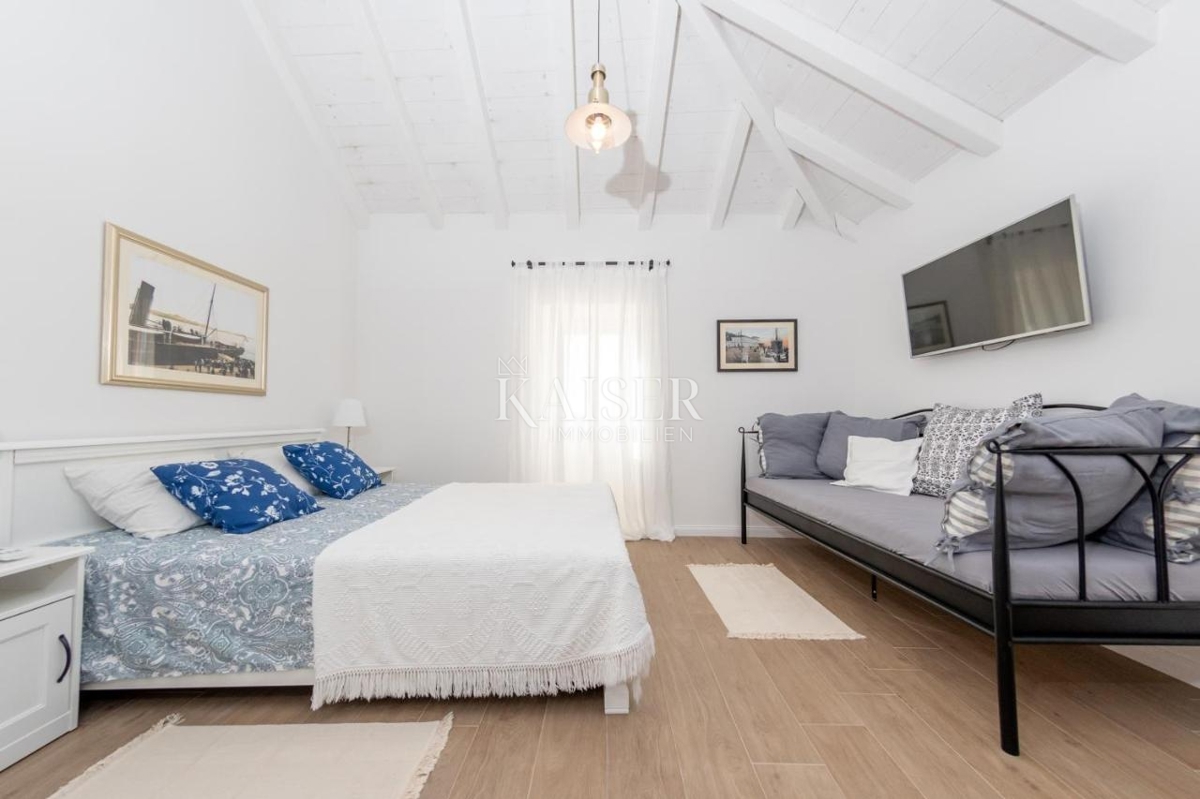 Otok Ugljan, Sutominšćica - Kamnita hiša prva vrsta ob morju