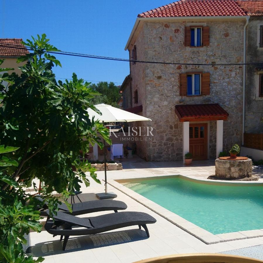Otok Ugljan, Sutominšćica - Kamnita hiša prva vrsta ob morju
