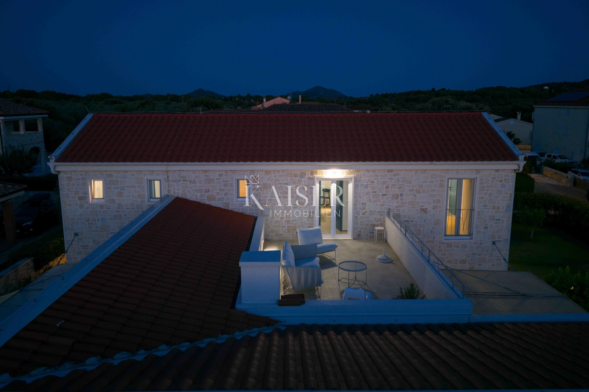 Zadar, Ugljan - Mediteranska vila v bližini gradu Califfi