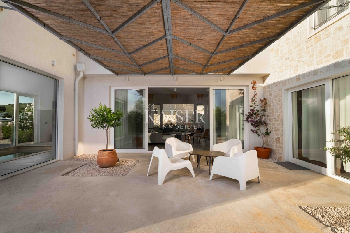 Zadar, Ugljan - Mediteranska vila v bližini gradu Califfi