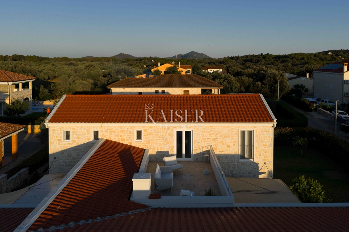 Zadar, Ugljan - Mediteranska vila v bližini gradu Califfi