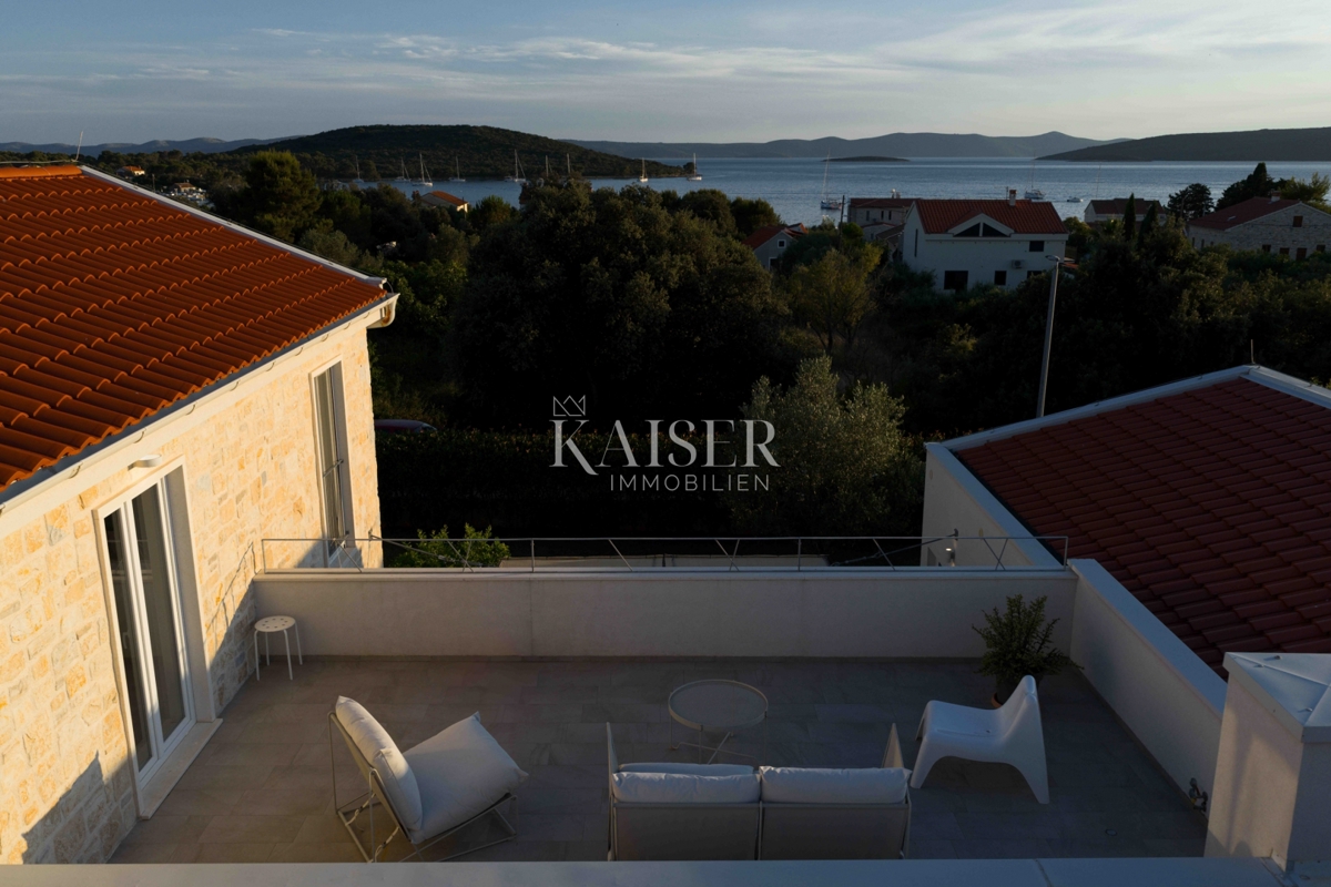 Zadar, Ugljan - Mediteranska vila v bližini gradu Califfi