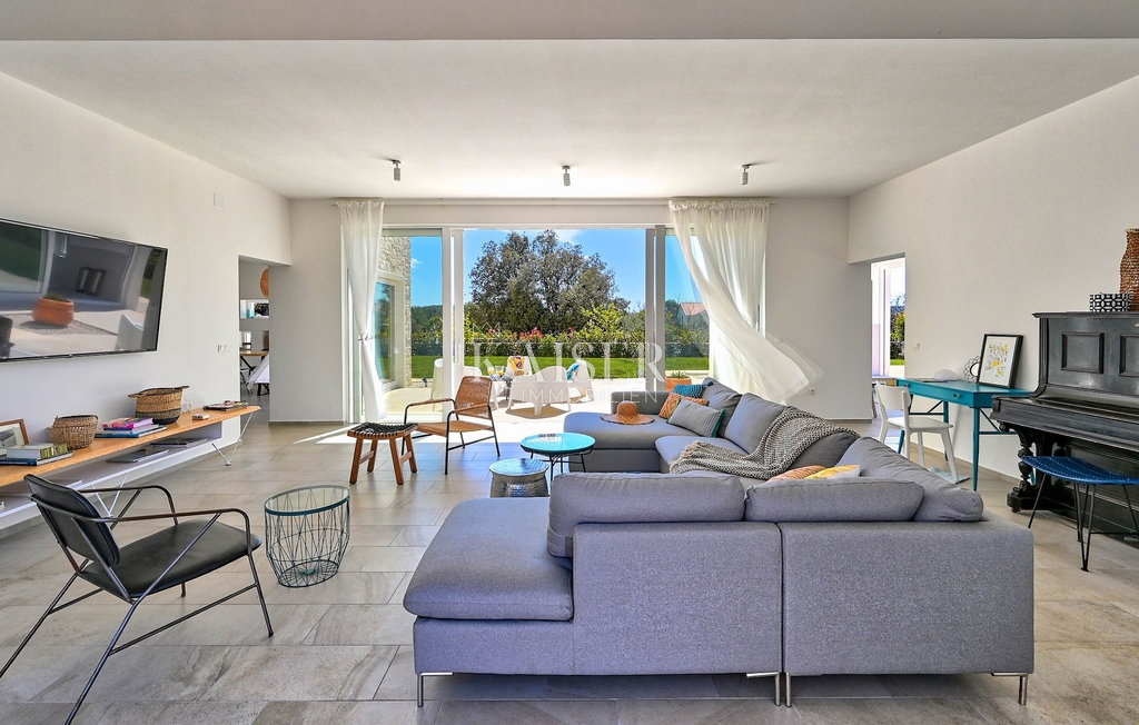 Zadar, Ugljan - Mediteranska vila v bližini gradu Califfi