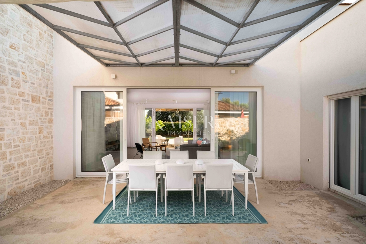 Zadar, Ugljan - Mediteranska vila v bližini gradu Califfi