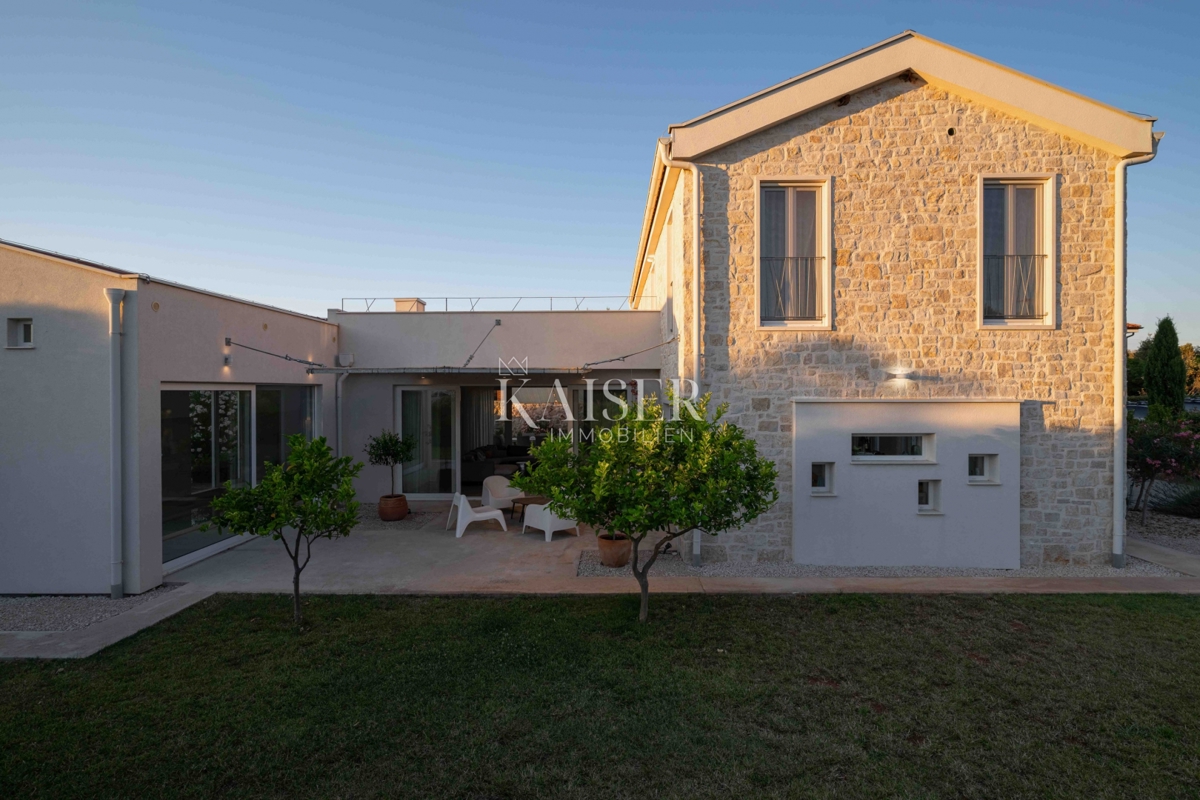 Zadar, Ugljan - Mediteranska vila v bližini gradu Califfi