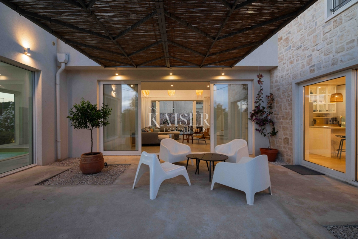 Zadar, Ugljan - Mediteranska vila v bližini gradu Califfi