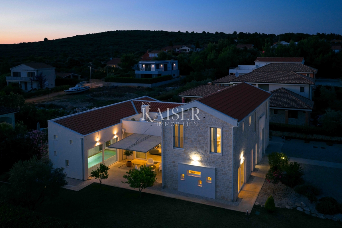 Zadar, Ugljan - Mediteranska vila v bližini gradu Califfi