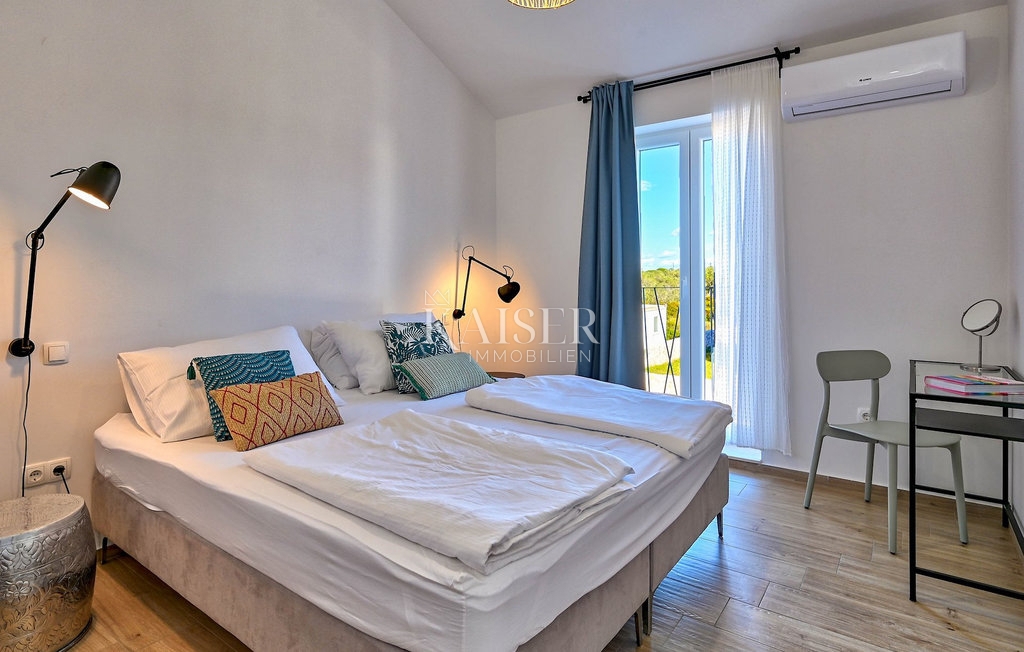 Zadar, Ugljan - Mediteranska vila v bližini gradu Califfi