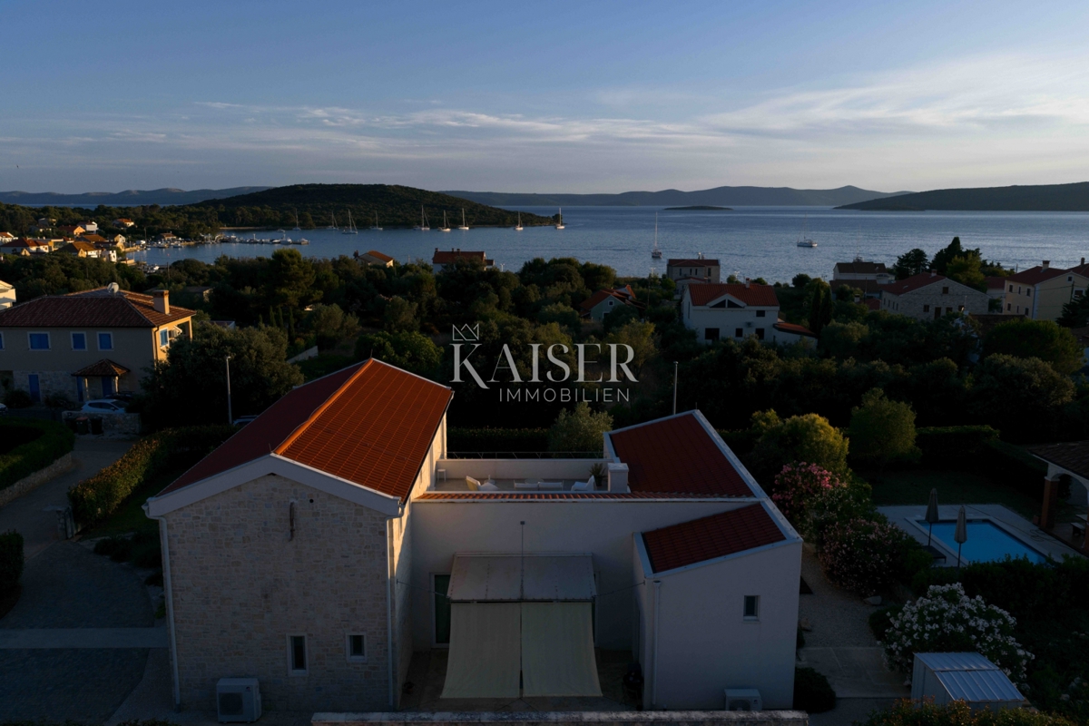 Zadar, Ugljan - Mediteranska vila v bližini gradu Califfi