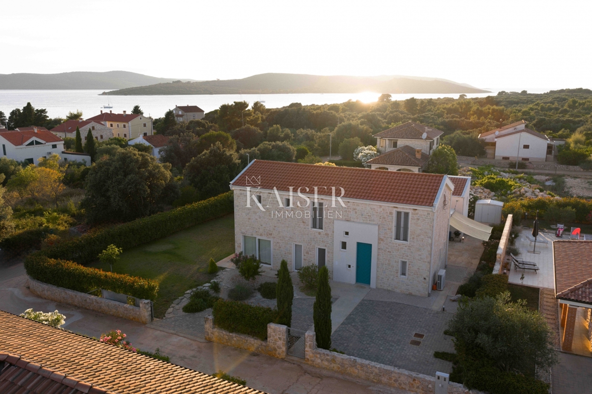 Zadar, Ugljan - Mediteranska vila v bližini gradu Califfi