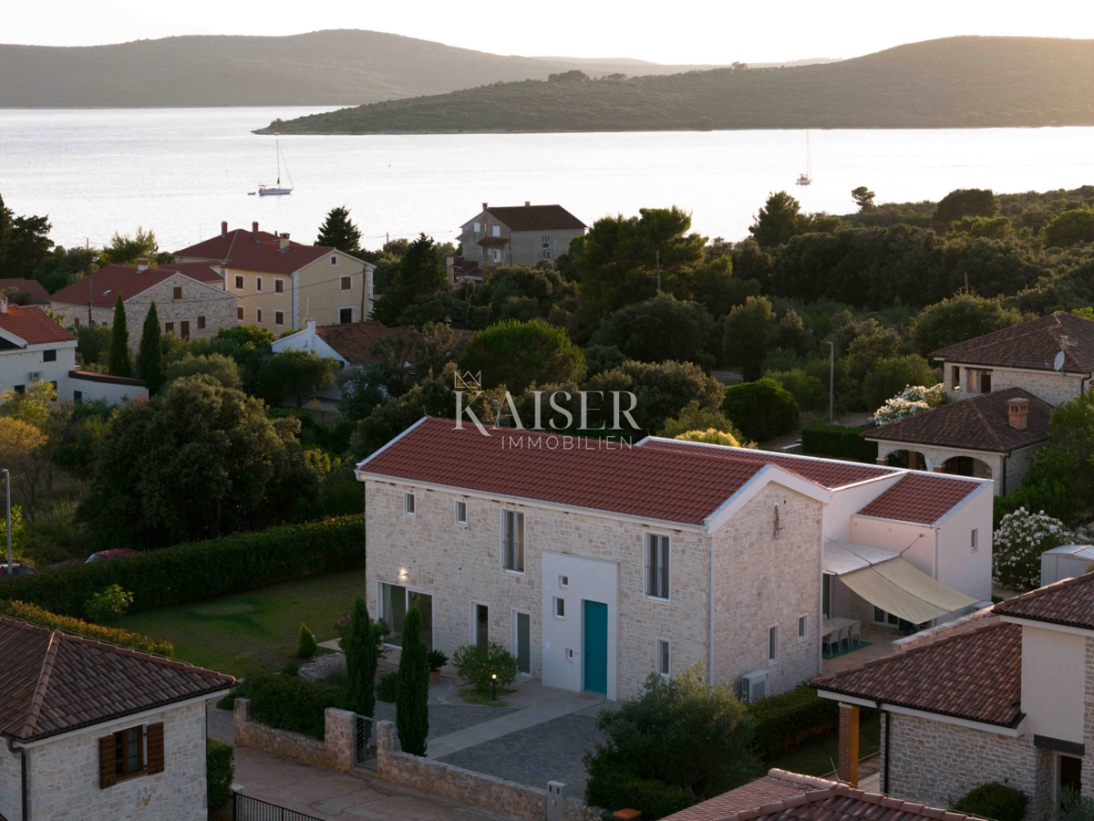 Zadar, Ugljan - Mediteranska vila v bližini gradu Califfi