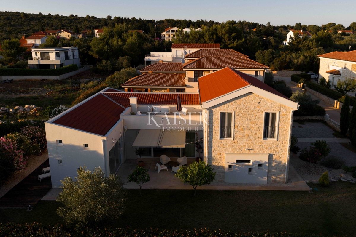 Zadar, Ugljan - Mediteranska vila v bližini gradu Califfi