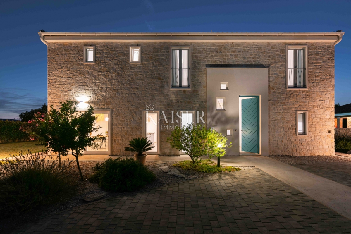 Zadar, Ugljan - Mediteranska vila v bližini gradu Califfi