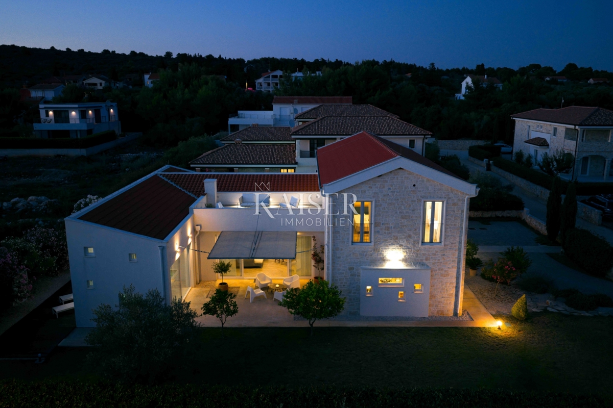 Zadar, Ugljan - Mediteranska vila v bližini gradu Califfi