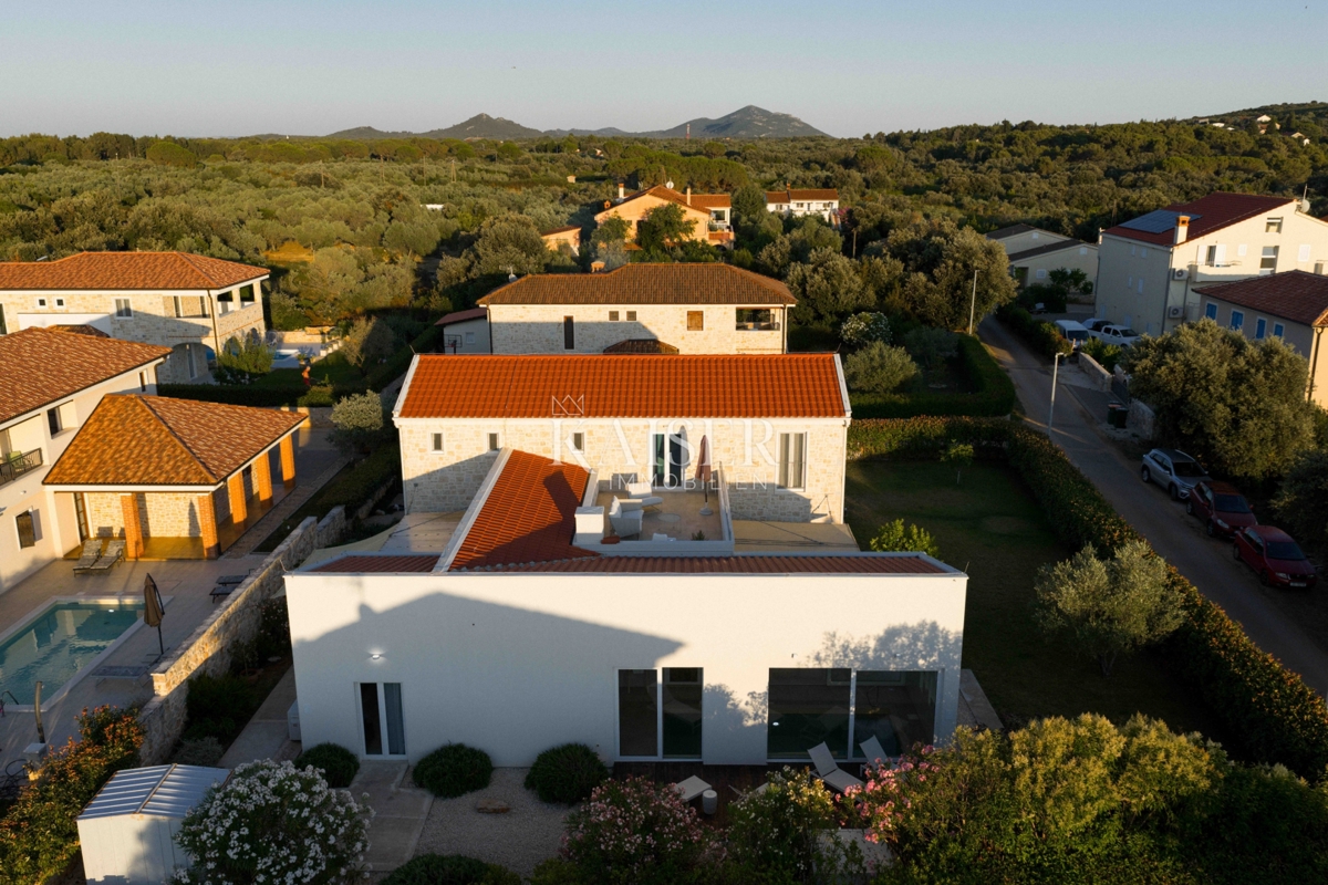 Zadar, Ugljan - Mediteranska vila v bližini gradu Califfi