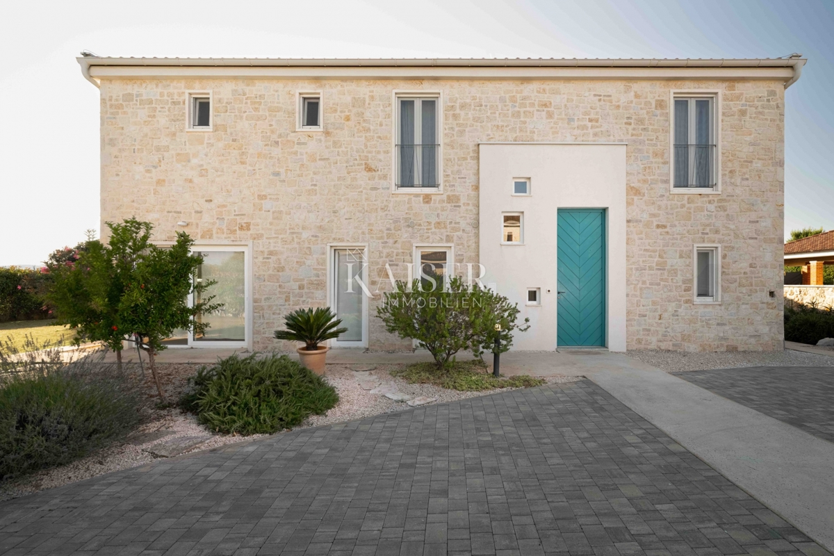 Zadar, Ugljan - Mediteranska vila v bližini gradu Califfi