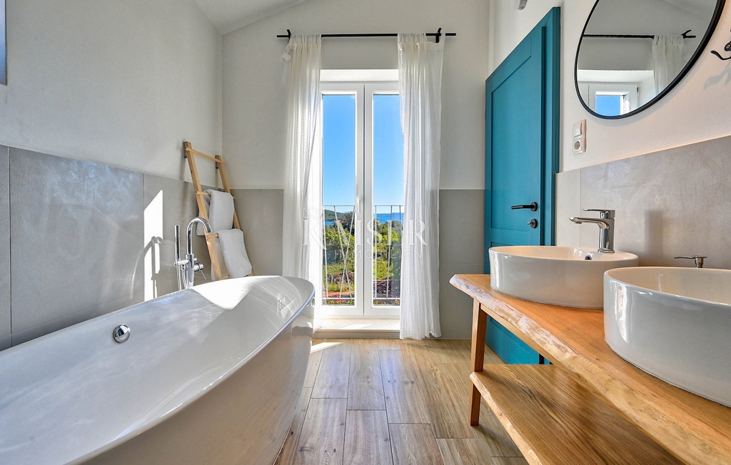 Zadar, Ugljan - Mediteranska vila v bližini gradu Califfi